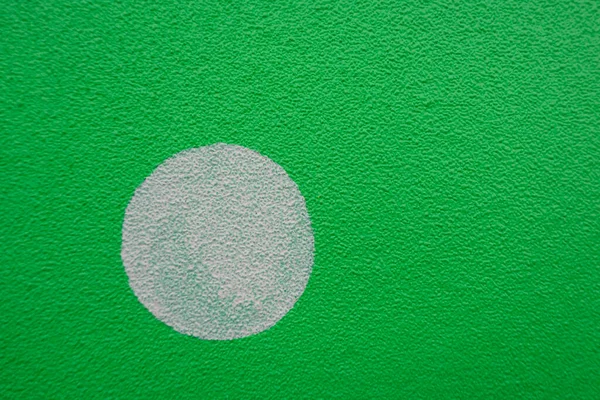 Фрагмент Стены Красочными Граффити Улице Белый Круг Зеленом Фоне Часть — стоковое фото