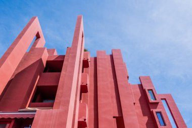 Geometrik kırmızı bina tasarımı. Kırmızı duvar, La Manzanera. Calpe, İspanya. La Muralla Roja kırmızı duvarları, La manzanera inşaatı, Calpe, İspanya.
