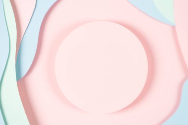 Kağıt üzerinde boş pembe yuvarlak geometrik şekilli podyum, soyut geometrik şekilli, pembe, mavi ve yeşil arka plan. Ürün görüntüleme için üst görünüm modeli.