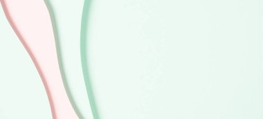 Soyut renkli kağıt dokusu arkaplanı. Minimum kağıt, geometrik şekil katmanları ve açık yeşil ve pastel pembe renkli çizgilerle kompozisyonu keser. Üst görünüm, alanı kopyala.