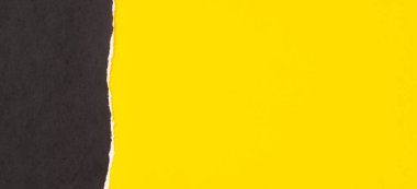 Siyah grunge yırtılmış kağıt parçası. Sarı renkli kağıdın kenarları yırtılmış. Üst görünüm, alanı kopyala.