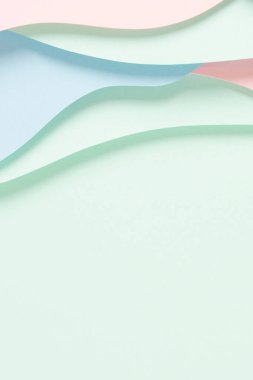 Soyut renkli kağıt dokusu arkaplanı. Minimum kağıt geometrik şekil katmanlarıyla kompozisyonu kesiyor ve pastel yeşil, pembe ve açık mavi renkte çizgiler çiziyor. Üst görünüm, alanı kopyala.
