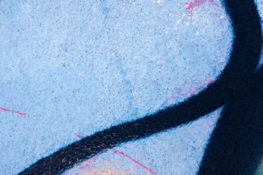 Soyut çizimlerle dolu renkli sokak sanatı grafitileri. Açık mavi arkaplanda açık mavi çizgiler, pembe, beyaz damlalar, akışlar, boya çizgileri.