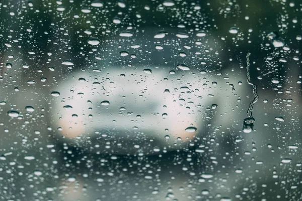 Regenstauf Die Verschwommene Form Des Autos Aus Der Mit Regentropfen — Stockfoto