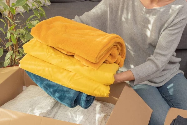 Kadın Eli Çarşaf Yığını Tutuyor Kadın Eşyaları Hazırlıyor Karton Kutuya — Stok fotoğraf