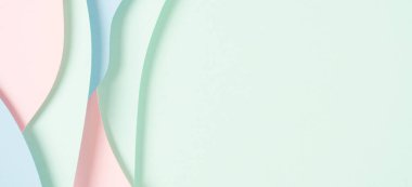Soyut renkli kağıt dokusu arkaplanı. Minimum kağıt geometrik şekil katmanlarıyla kompozisyonu kesiyor ve pastel yeşil, pembe ve açık mavi renkte çizgiler çiziyor. Üst görünüm, alanı kopyala.