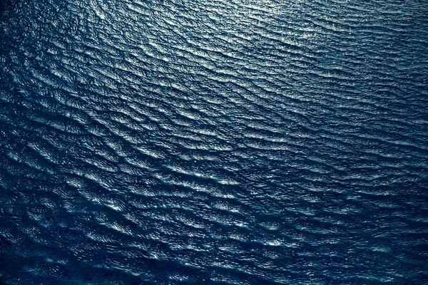 青いターコイズブルーの海の水の背景 空中風景 — ストック写真