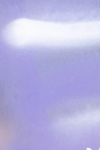 Witte Verfstrepen Vlekken Paars Geschilderde Wandachtergrond Abstract Muuroppervlak Met Een — Stockfoto