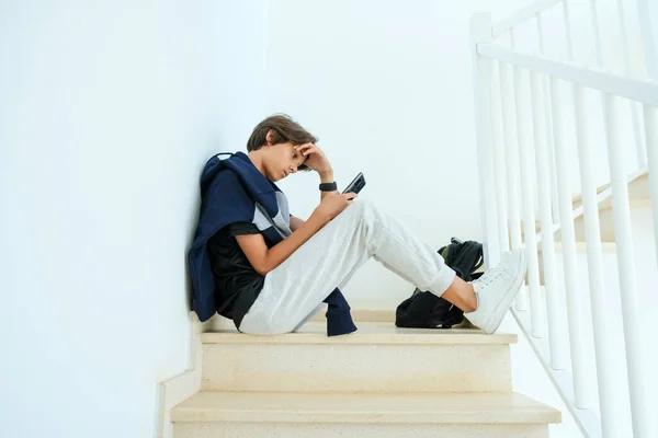 Adolescente Usando Smartphone Adolescente Confuso Frustrado Sentado Solo Las Escaleras — Foto de Stock