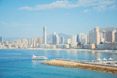 Benidorm şehrine panoramik manzara turkuaz mavisi Akdeniz, Poniente plajı, iskele, gökdelenler, oteller.