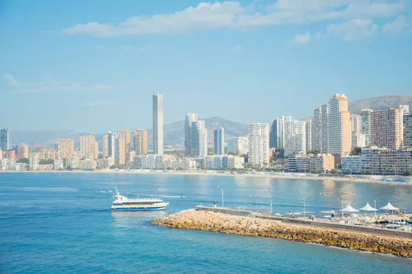 Benidorm şehrine panoramik manzara turkuaz mavisi Akdeniz, Poniente plajı, iskele, gökdelenler, oteller.