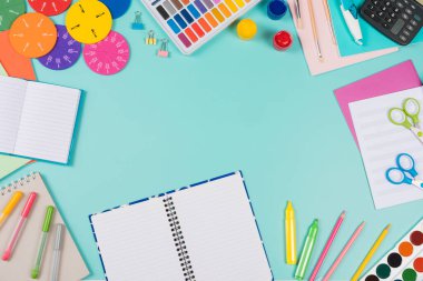 Okul geçmişine dönelim. Renkli kalemler, kitaplar, defterler, kalemler, suluboya boya, makas, matematik kesirleri, pastel yeşil arka planda hesap makinesi. Üst görünüm, düz görünüm, metin için alanı kopyala.