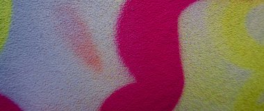 Duvarın rengarenk grafiti resimli bir parçası. Duvardaki renkli sokak sanatının bir parçası..