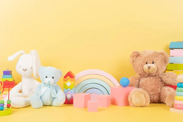 Pädagogische Sammlung Von Kinderspielzeug Teddybär Holz Regenbogen Xylophon Hölzernes Pädagogisches Stockfoto