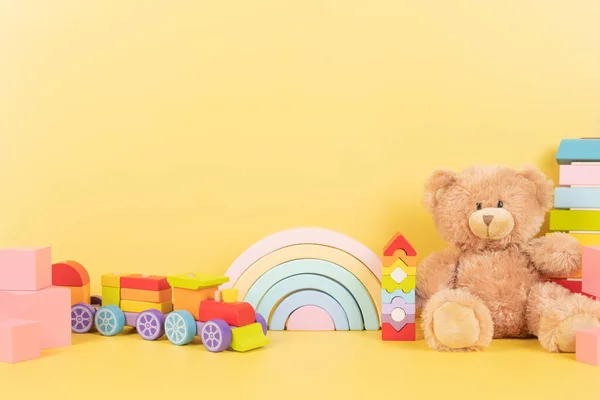 Pädagogische Sammlung Von Kinderspielzeug Teddybär Holz Regenbogen Xylophon Hölzernes Pädagogisches lizenzfreie Stockfotos