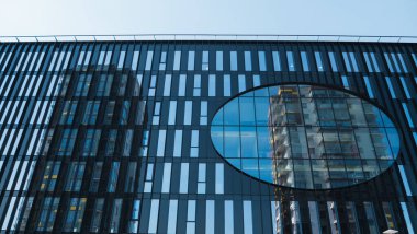 Vilnius, Litvanya - 2 Ağustos 2023 Ukmerges Caddesi 'ndeki yeni iş merkezi. U219, ofis alanları, dinlenme alanları, kafe, restoran ve ticari alanları olan çok işlevli bir binadır..