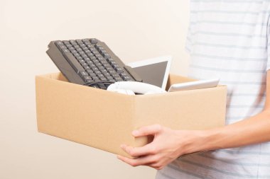 Hayır kurumlarına teknoloji bağışlamak. Gönüllü eller karton kutuda kullanılmış dizüstü bilgisayarlar, telefon, tablet, kulaklıklar. E- atık için bağış kutusu, eski teknoloji ekipmanları, yeniden kullanım, geri dönüşüm.