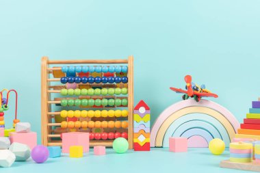 Çocuk oyuncakları koleksiyonu. Açık mavi arka planda eğitici Montessori çevre dostu oyuncaklar. Ön görünüm.