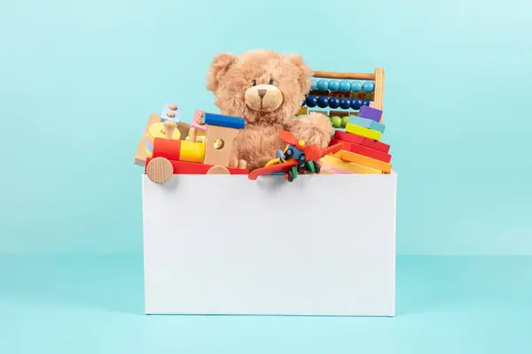 Speelgoeddoos Vol Kinderspeelgoed Container Met Teddybeer Pluizig Educatief Houten Speelgoed Stockfoto