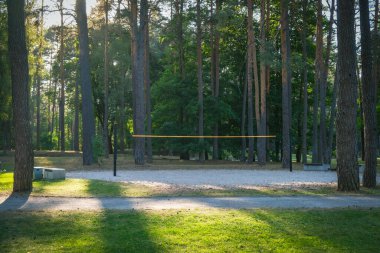 Şehir parkında boş voleybol sahası. Güneşli bir günde voleybol sahası.