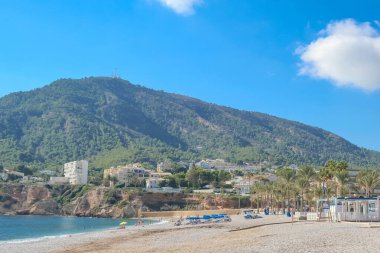 Ana bulvar gezinti alanı, sahil kıyısı ve Akdeniz manzaralı güzel Albir kasabasına bakın. Albir Altea ile Benidorm, LAlfas del Pi belediyesi arasında küçük bir tatil beldesidir.
