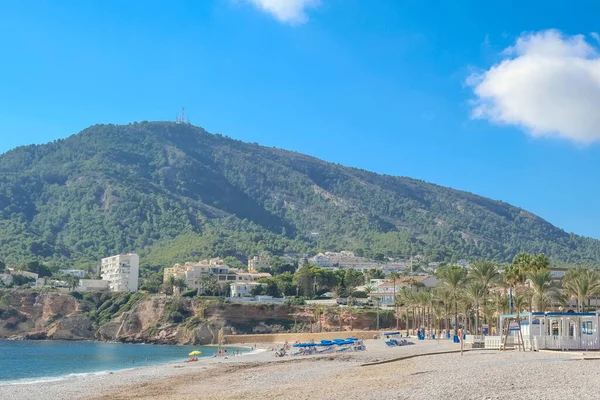 Ana bulvar gezinti alanı, sahil kıyısı ve Akdeniz manzaralı güzel Albir kasabasına bakın. Albir Altea ile Benidorm, LAlfas del Pi belediyesi arasında küçük bir tatil beldesidir.