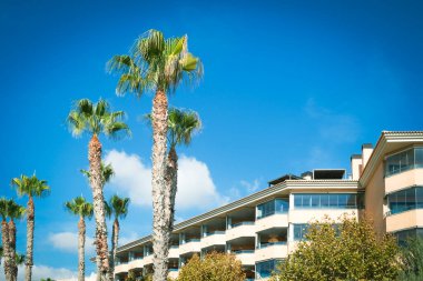 Güzel Albir Resort 'a bakın. Ev cephesinin bir parçası. Albir, Benidorm, LAlfas del Pi belediyesi, Alicante ili, İspanya yakınlarındaki tatil beldesini rahatlatır..