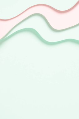 Soyut renkli kağıt dokusu arkaplanı. Minimum kağıt, geometrik şekil katmanları ve açık yeşil ve pastel pembe renkli çizgilerle kompozisyonu keser. Üst görünüm, alanı kopyala.