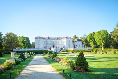 Palanga, Litvanya - 6 Eylül 2023: Palanga, Litvanya 'da Baltık Denizi yakınlarındaki Amber Müzesi.