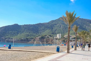 Albir, İspanya - 7 Ekim 2023: Ana gezinti güvertesi, sahil kıyısı ve Akdeniz manzaralı güzel Albir kasabasına bakın. Albir, İspanya 'nın Alicante eyaleti Altea ve Benidorm arasında küçük bir tatil kentidir..