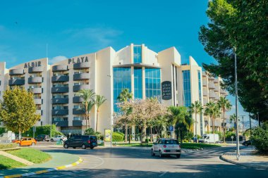 Albir, İspanya - 7 Ekim 2023: Albir Playa Hotel ve Alfas del Pi, İspanya. Alfas del Pi İspanya 'nın Alicante ilinin Altea ve Benidorm ilçeleri arasında bulunan küçük bir tatil şehridir..