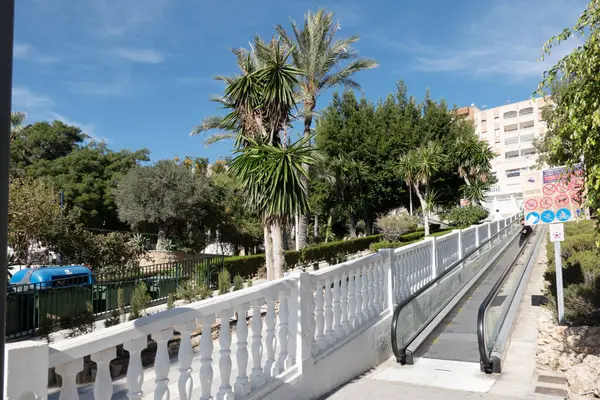 Villajoyosa İspanya 'nın renkli evleri, güzel plajları ve tarihi eski kasabası olan kıyı kasabasıdır. Sahilden şehir parkı yakınlarındaki Villajoyosa ana caddesine yürüyen merdiven..