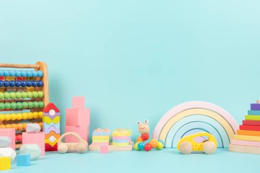 Çocuk oyuncakları koleksiyonu. Açık mavi arka planda eğitici Montessori çevre dostu ahşap oyuncaklar. Ön görünüm.
