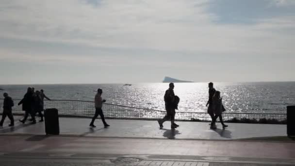 Бенидорм Испания Декабря 2023 Года Люди Прогуливаются Набережной Пляжа Поньенте — стоковое видео