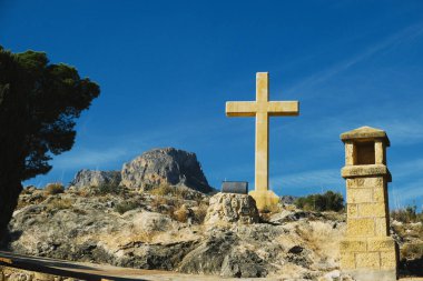 Monte de Calvario, La Nucia, İspanya 'da. La Nucia 'daki dağın tepesindeki haç, Alicante Eyaleti, İspanya.