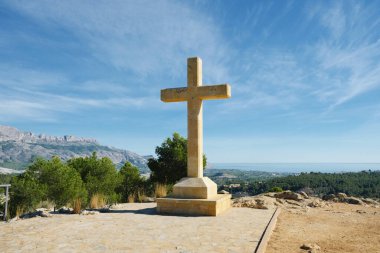 Monte de Calvario, La Nucia, İspanya 'da. La Nucia 'daki dağın tepesindeki haç, Alicante Eyaleti, İspanya.
