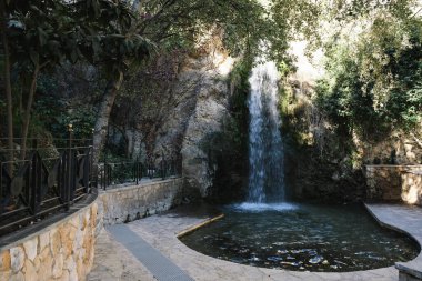 La Nucia kasabasındaki Font de La Favara halk parkında şelale, Alicante, İspanya.