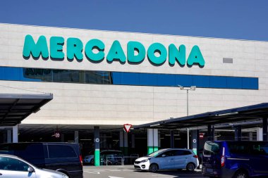 Finestrat, İspanya - 9 Nisan 2024: Mercadona süpermarket Finestrat, İspanya 'da Benidorm yakınlarında. Mercadona, İspanya ve Portekiz 'de popüler bir süpermarket zinciri..