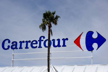 Finestrat, İspanya - 9 Nisan 2024: Carrefour süpermarketinin arka planında Carrefour logosu. Carrefour, Fransız çokuluslu perakende ve toptan satış şirketi..