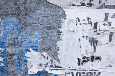 Eski grunge sökülmüş şehir sokak posterleri buruşmuş kağıt levha dokusu arka planı. Siyah duvar arka planında sökülmüş kağıt yüzey levhası.