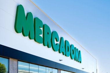 Villajoyosa, İspanya - 24 Nisan 2024: Mercadona logo tabelası süpermarket duvarında. Mercadona, İspanya ve Portekiz 'de popüler bir süpermarket zinciri..