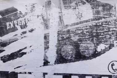 Eski grunge sökülmüş şehir sokak posterleri buruşmuş kağıt levha dokusu arka planı. Siyah duvar arka planında sökülmüş kağıt yüzey levhası.