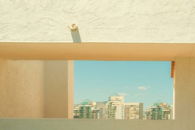 Costa Blanca, İspanya detayları. Benidorm 'daki modern konut binasına bak.