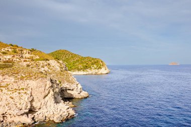 Benidorm adası ve Villajoyosa yakınlarındaki uçurumlardan kayalık uçurumlarla Akdeniz 'e bakın. La Vila Joiosa - Akdeniz kıyısındaki Valencia Topluluğu, İspanya.