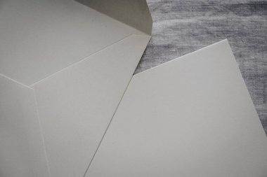 Zarfı kapat ve doğal beyaz keten arkaplanı üzerinde boş bir kart aç. Üst görünüm.