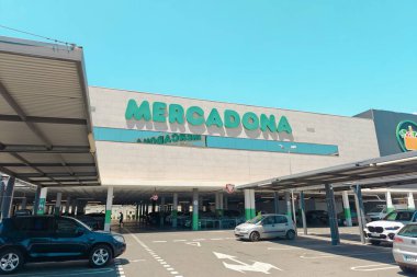 Finestrat, İspanya - 23 Temmuz 2024: Mercadona süpermarketi ve park yeri. Mercadona, İspanya ve Portekiz 'deki en büyük süpermarket zinciri..