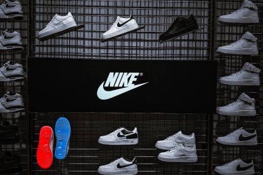 Finestrat, İspanya - 29 Temmuz 2024: Spor malzemeleri mağazasında yeni Nike marka spor ayakkabılar sergilenmektedir. Nike dünyanın en iyi spor markası..