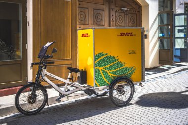 Vilnius, Litvanya, 8 Ağustos 2024: DHL elektrik dağıtım bisikleti. Sıfır emisyon için son mil teslimat bisikletleri.