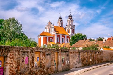 Vilnius, Litvanya - 08 Ağustos 2024: Sv. Eski tuğla duvarlı Ignoto Caddesi ve St. Catherine Kilisesi ve Vilnius 'taki eski Benedictine Manastırı manzaralı.