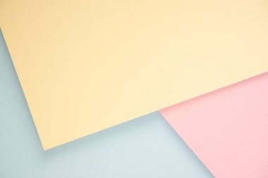 Asgari geometrik şekil ve çizgilerle soyut geometrik arkaplan. Açık mavi, pastel pembe ve sarı renkli kağıt düzeni metin alanı için kopyalama alanı.